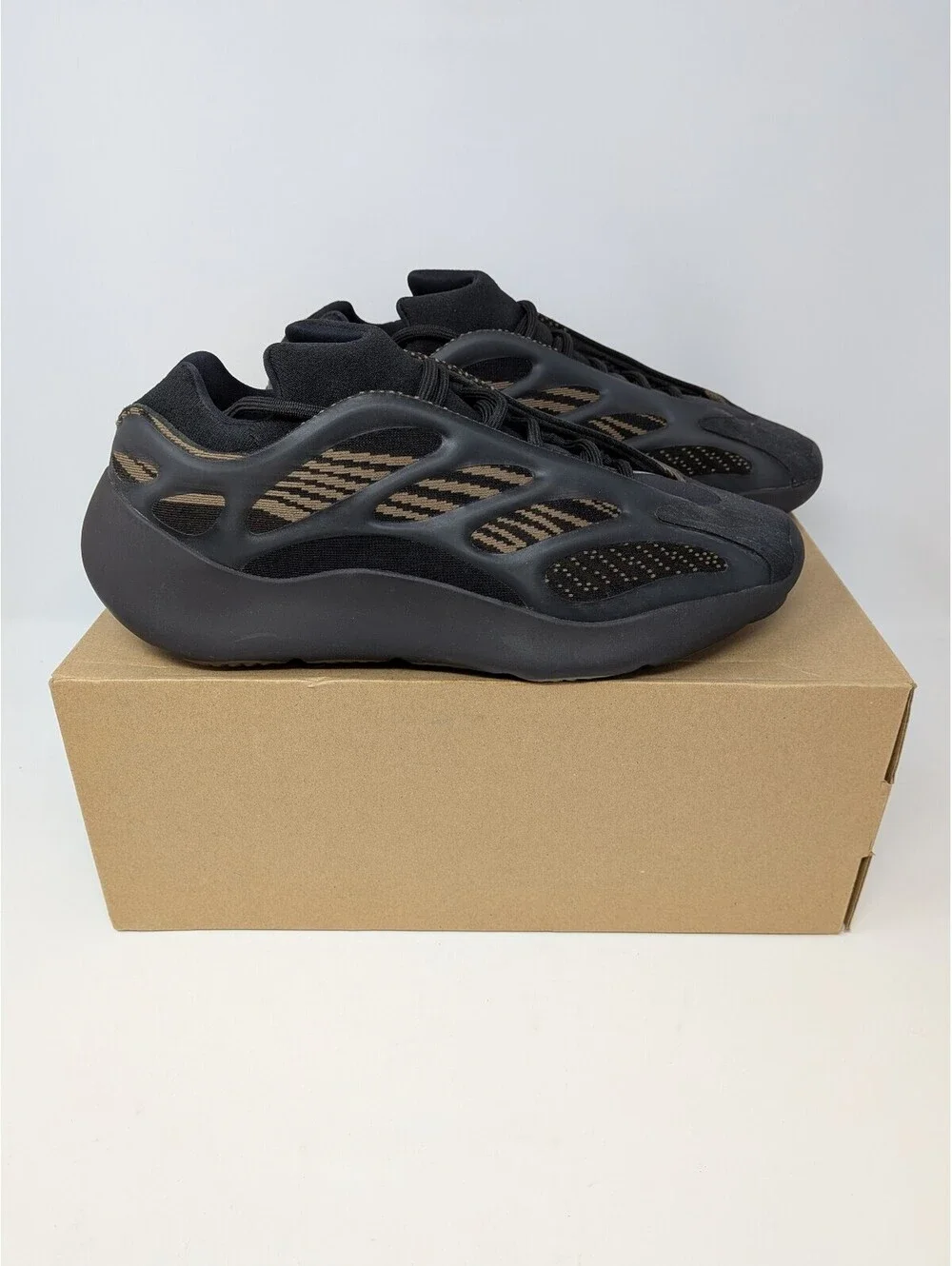 adidas Yeezy 700 V3 Clay Brown GY0189 Men's Size 10.5 OG Box Extra Laces